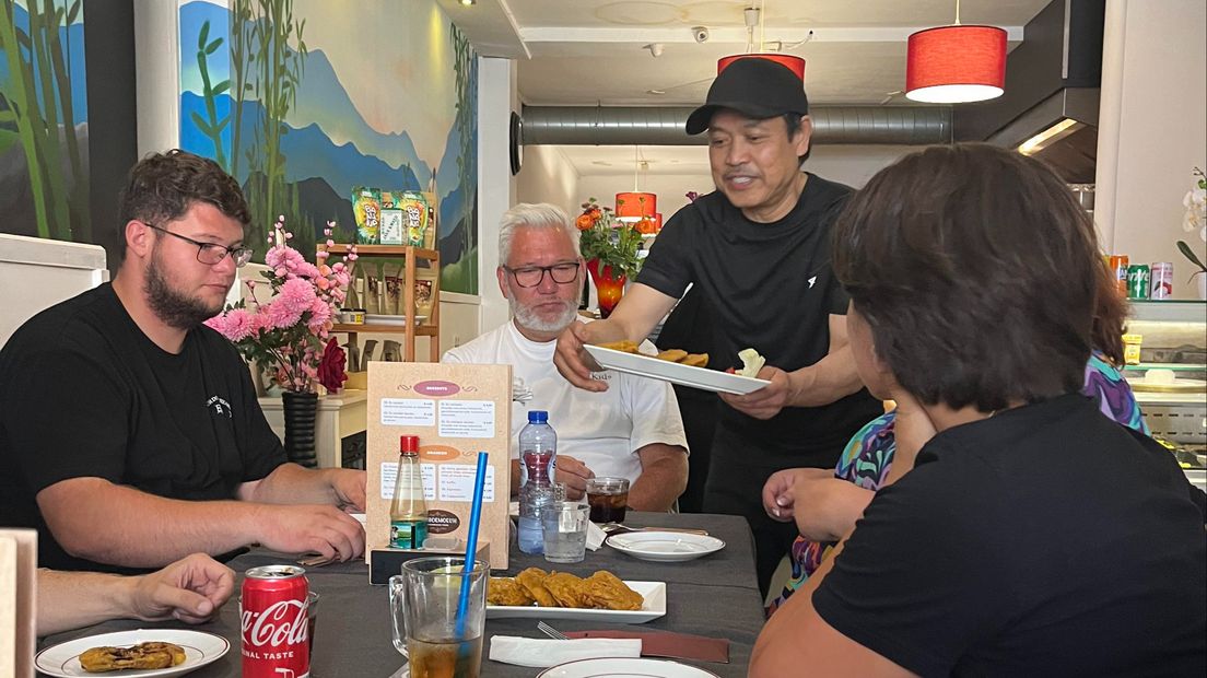 Zainal serveert bij Praboemoelih