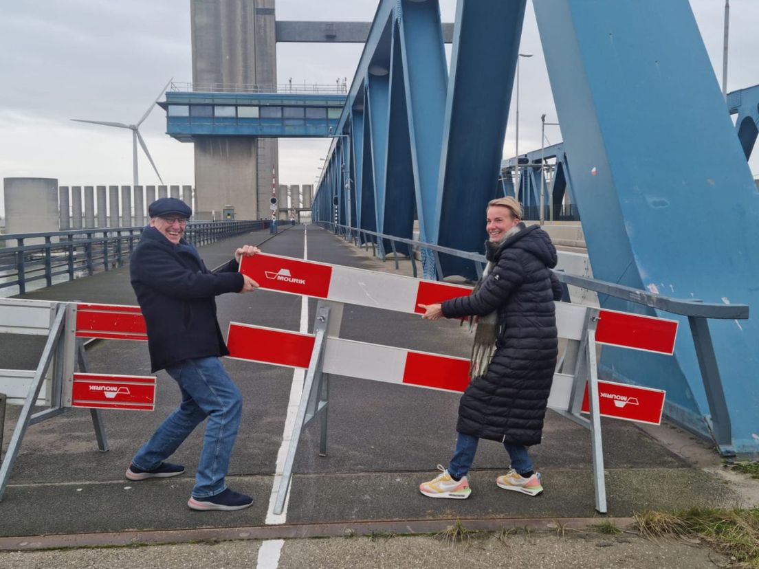 Marcel (Actiegroep Rozenburg) en Leona (Dorpsraad van Rozenburg) zijn blij dat de Calandbrug weer open is