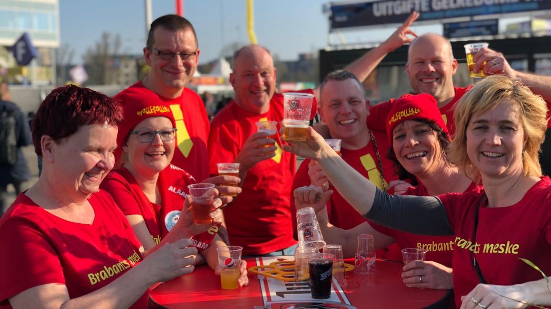 De fuifnummers van Snollebollekes zetten vrijdag GelreDome in Arnhem op z'n kop. De eerste feestgangers stonden ruim voor de opening van de hekken al bij het stadion, uiteraard met bier binnen handbereik. Lees alles over het optreden van Snollebollekes in ons liveblog.