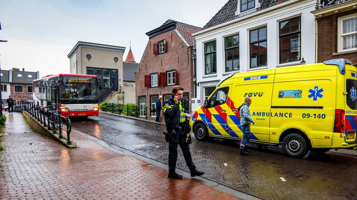 Fietser gewond na botsing bus Harmelen
