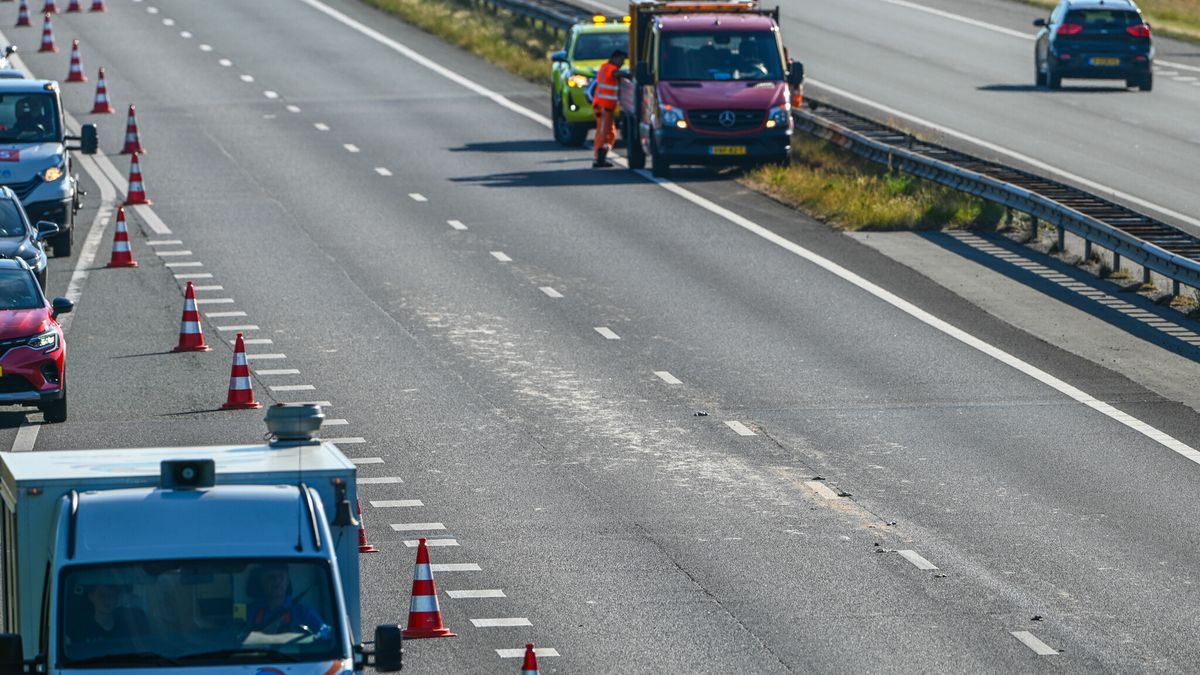Rijbanen A7 bij Frieschepalen hele avond dicht door slachtafval op de weg