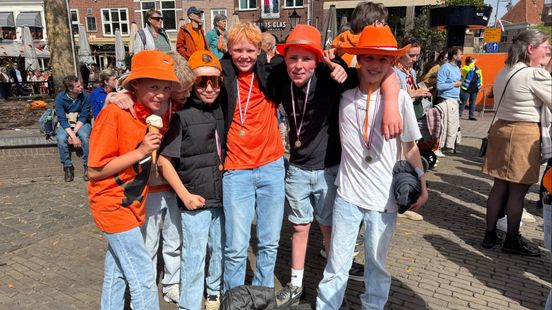 Koningsdag 2026 | Burgemeester zingt longen uit z'n lijf - Koopjes jagen geblazen op vrijmarkten Home