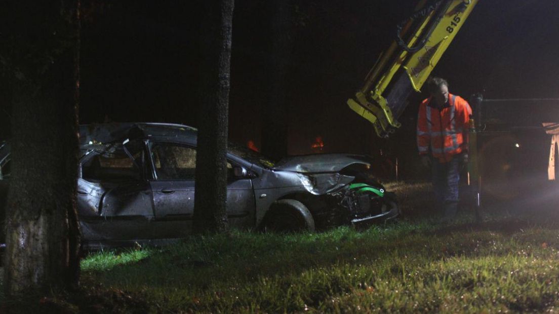 Een berger sleept de auto van de man af