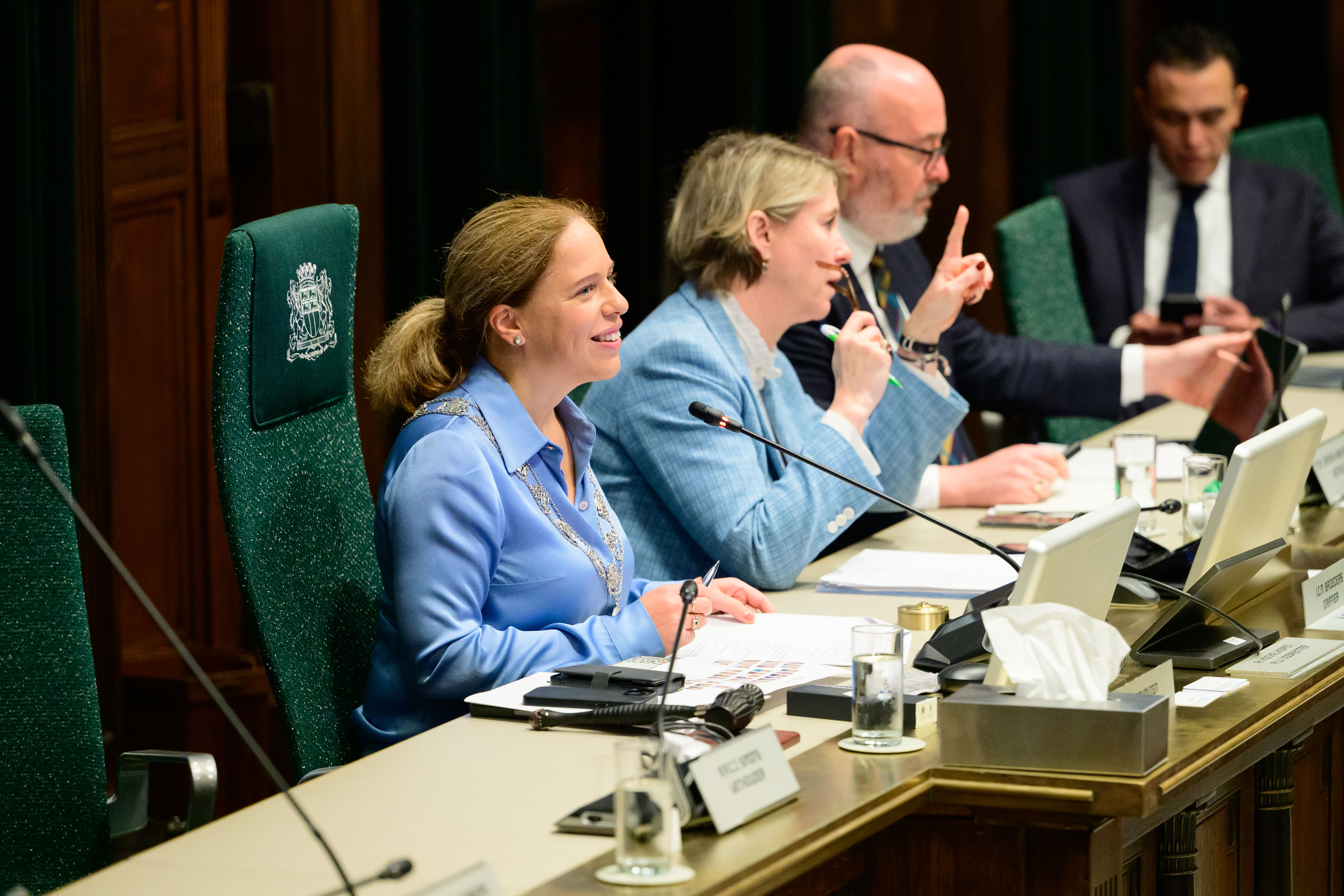 Eerste vergadering burgemeester Schouten loopt uit op chaos, raadslid
