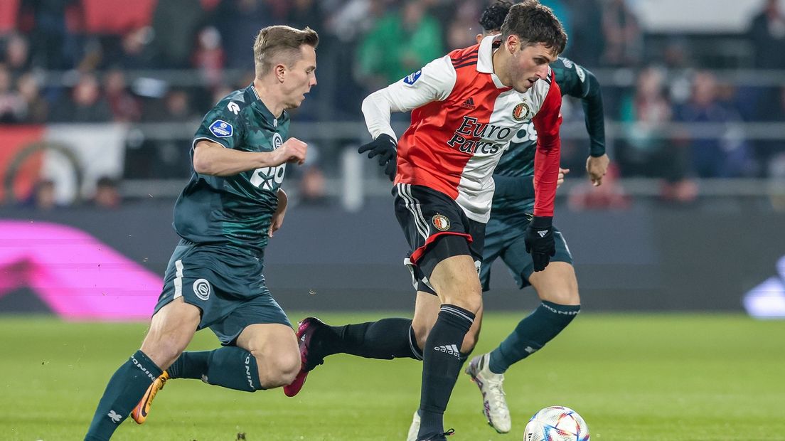 Johan Hove moet namens FC Groningen in de achtervolging op Feyenoord-spits Gimenez