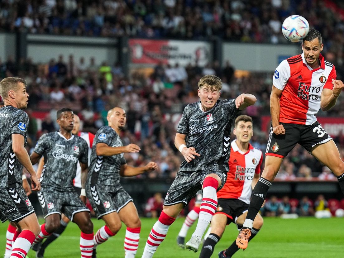 David Hancko kopt de bal richting het doel van FC Emmen