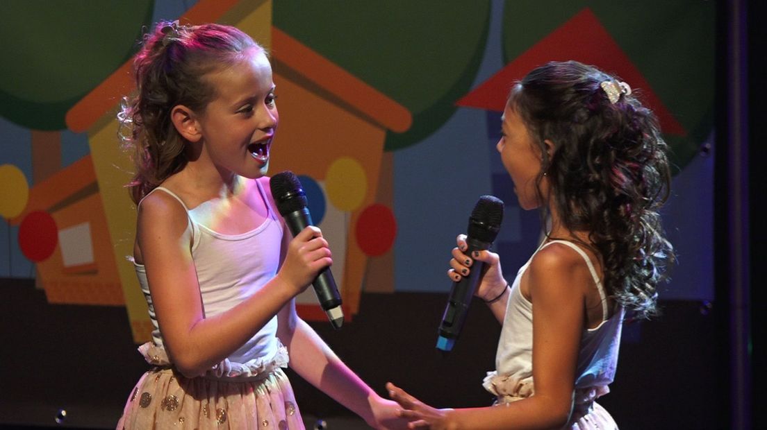 Sophie (10) en Charlie (9), de winnaressen van Alphen's Got Talent