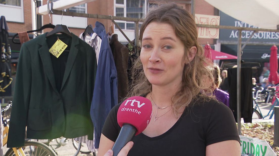 Gratis kleding tegen fast fashion: Extinction Rebellion voert actie in Emmen