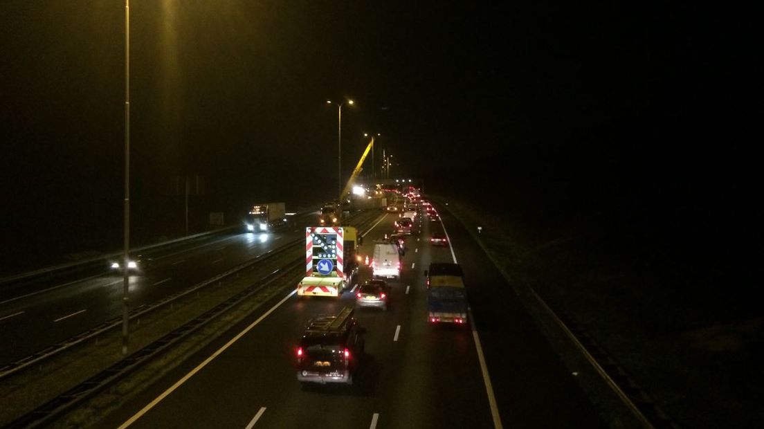 De vrachtwagen is door de vangrail in de middenberm gereden