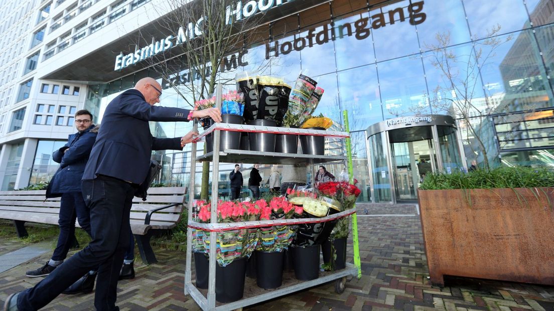 Bloemen worden aan het Erasmus MC in Rotterdam gebracht om medewerkers van het ziekenhuis te bedanken