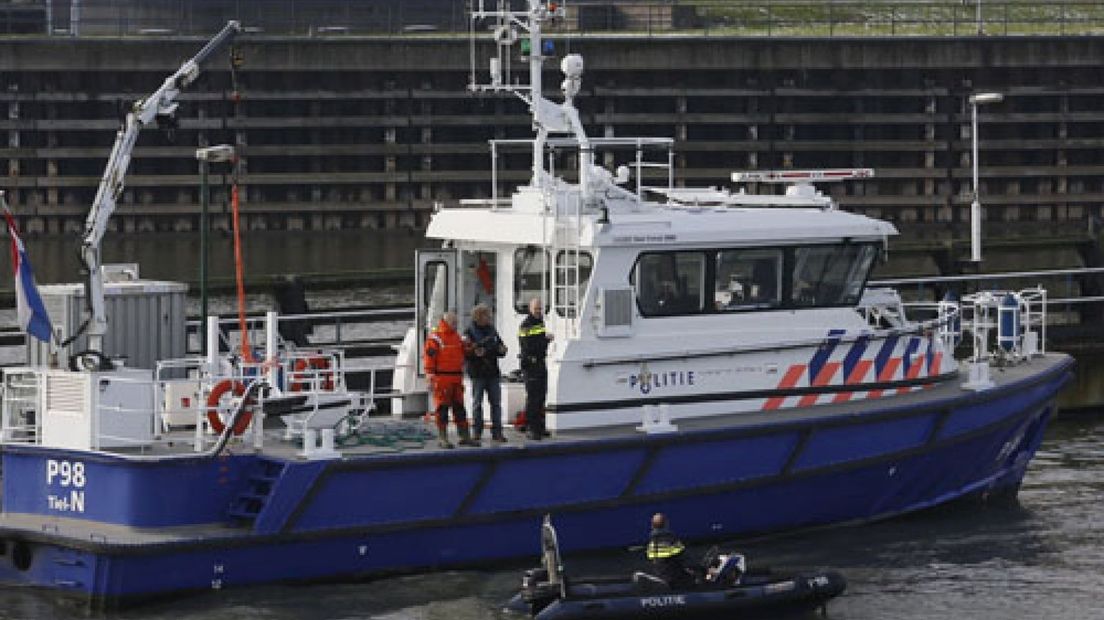 De politie heeft vrijdag een dode man uit het water gehaald in de sluis van het Amsterdam-Rijnkanaal bij Tiel.Schippers waarschuwden de politie dat er vermoedelijk een lichaam in het water dreef.