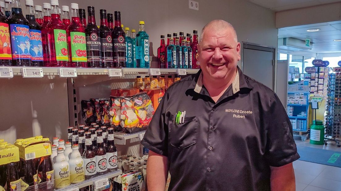 Supermarkteigenaar Ruben Droste met de laatste paar flessen 'Neuken' nog in de winkelschappen.
