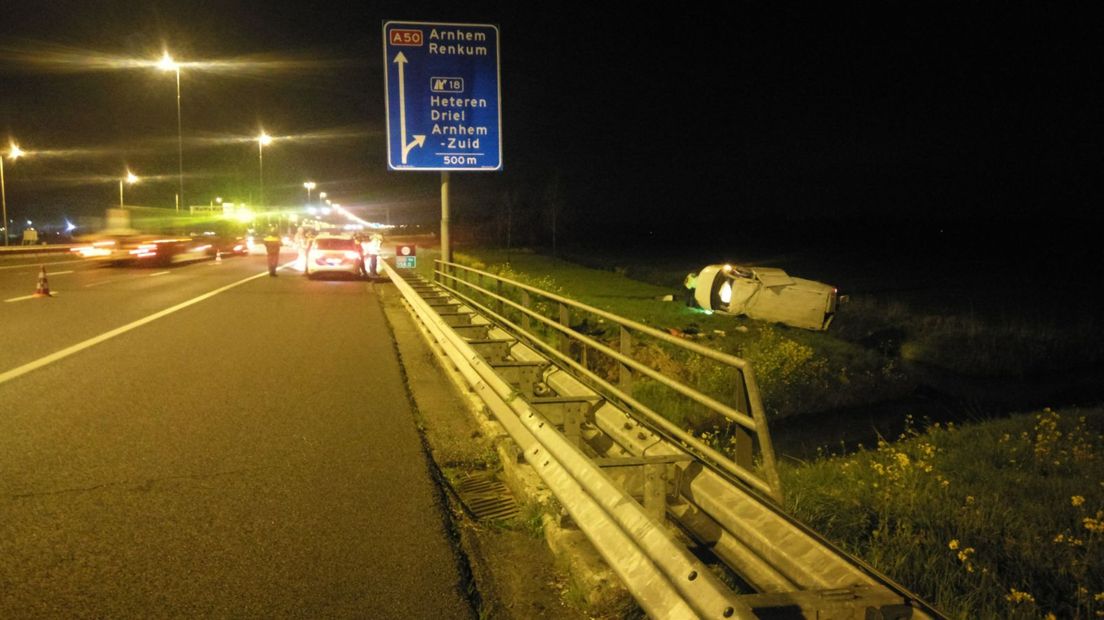 Op de snelweg A50 van Valburg naar Heteren is in de nacht van zaterdag op zondag een automobilist om het leven gekomen.
