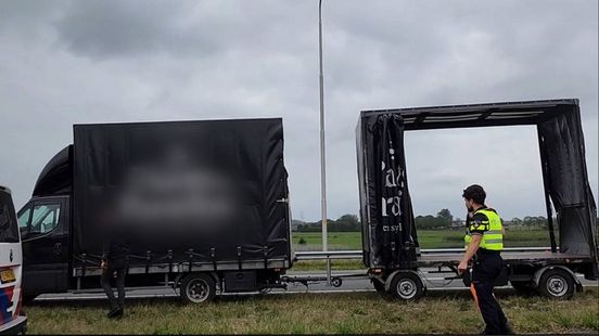 Geschaarde aanhanger zorgt voor file