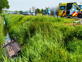 Auto belandt ondersteboven in sloot in Spijkenisse  | Zeven gewonden bij botsing in Maasland