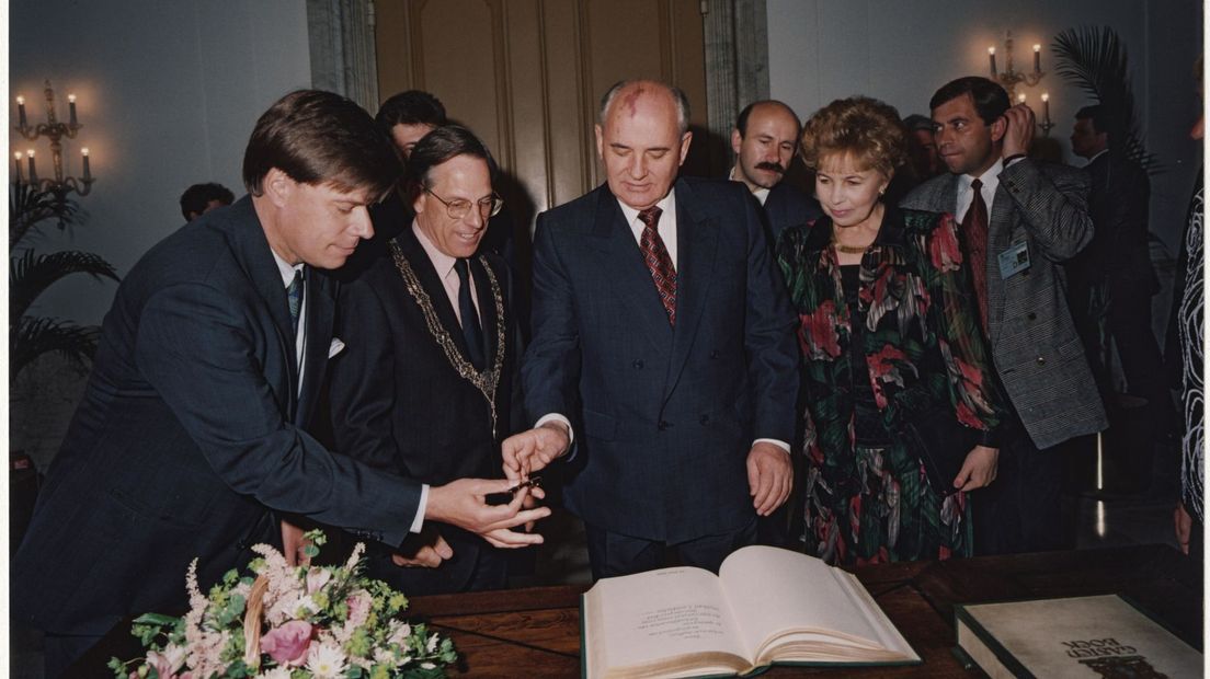 Van links naar rechts: Henrik de Groot (hoofd afdeling Kabinet en Protocol gemeente Den Haag), burgemeester Ad Havermans, Michail Gorbatsjov en Raisa Gorbatsjova