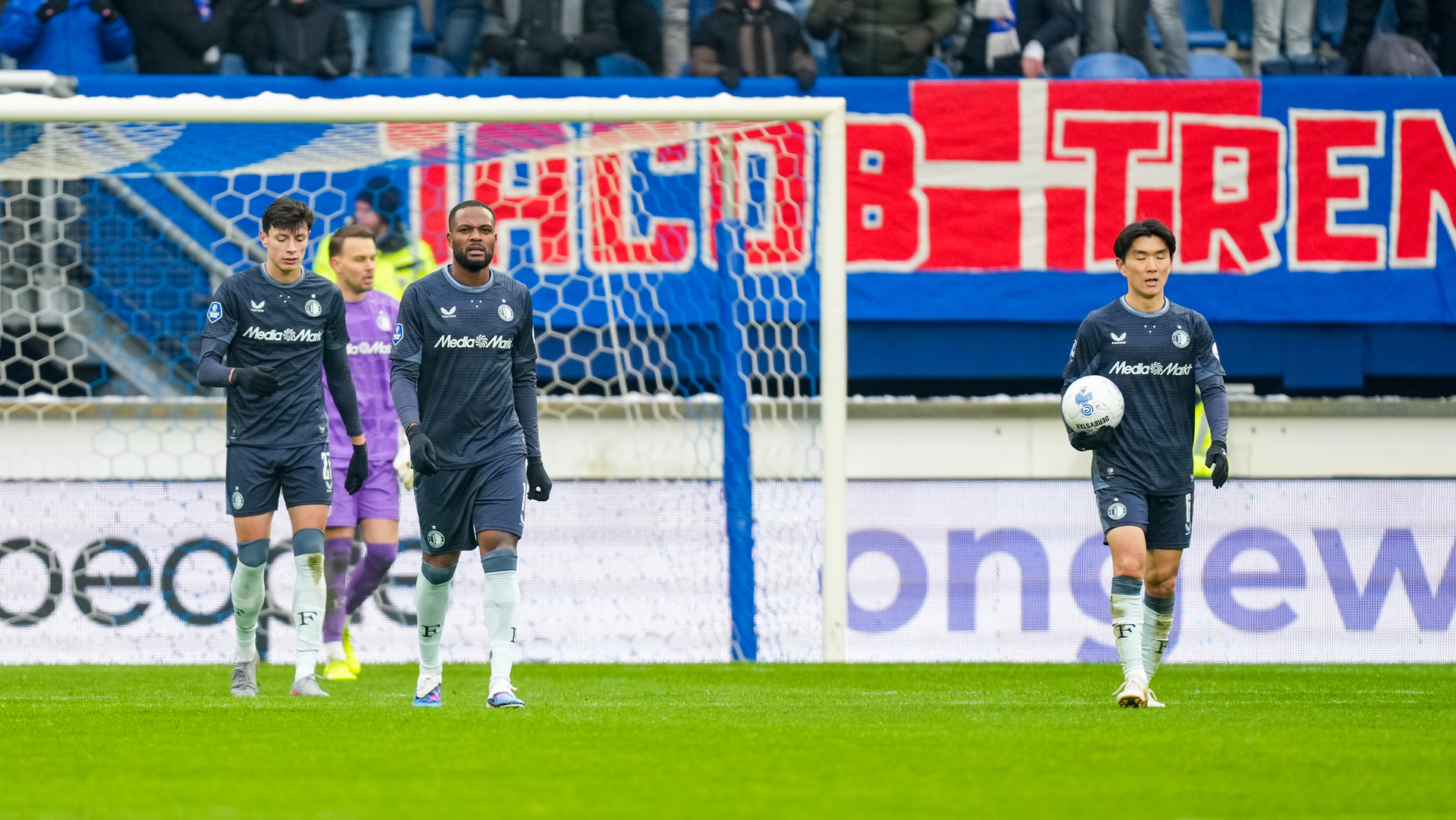 Feyenoord baalt na het tegendoelpunt van sc Heerenveen