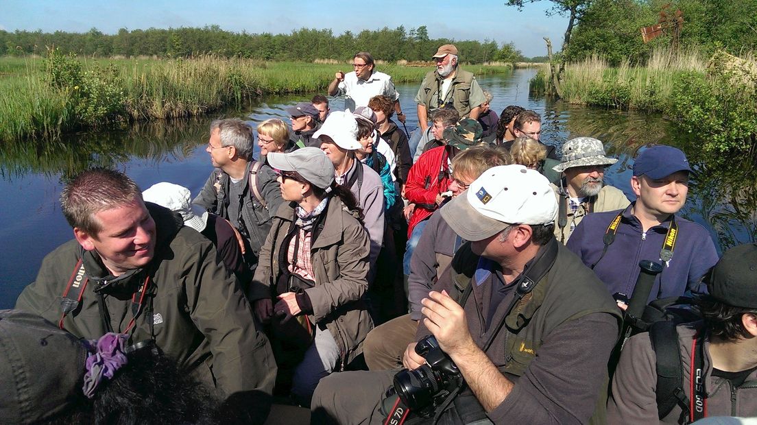 Natuurliefhebbers op een fluisterboot door de Weerribben