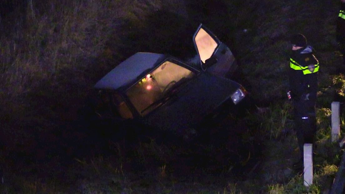 Auto raakt van de weg bij Enschede