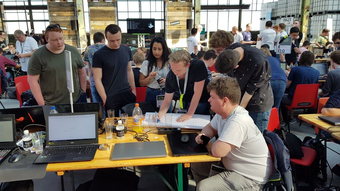 Studenten buigen zich over moeilijke opdrachten bij de Hackathon