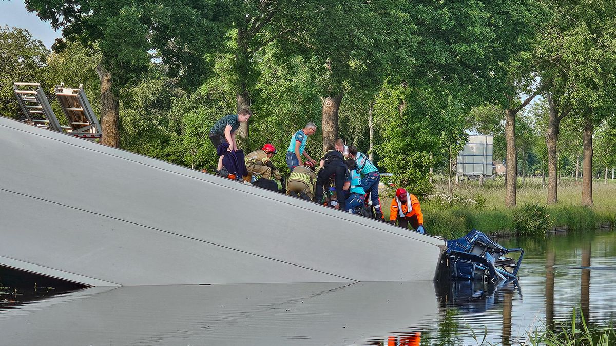Vrachtwagen belandt in het water, N377 voorlopig afgesloten
