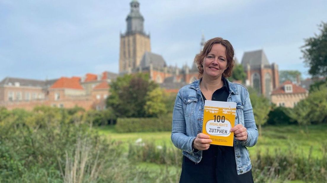 Brigiet Bluiminck met het boek '100 Highlights van Zutphen'