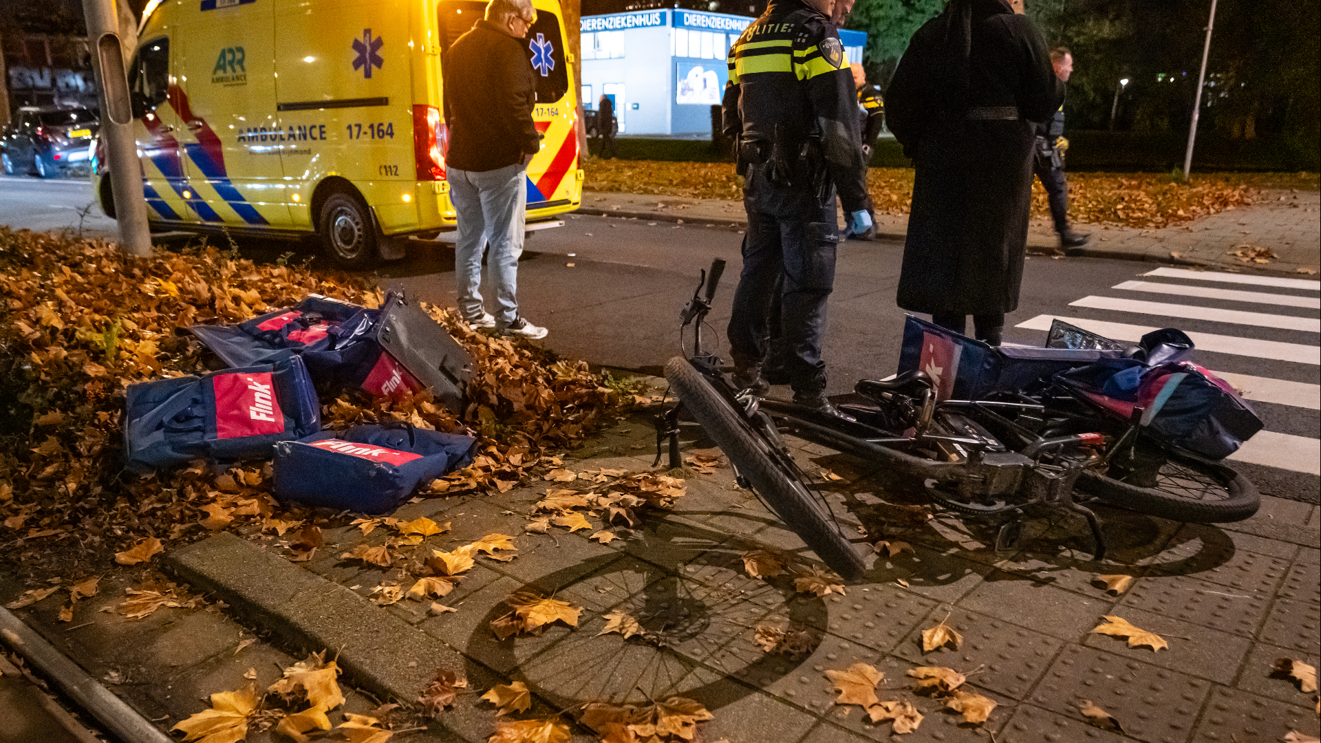 De bezorger op de fiets is door de ambulancedienst nagekeken en daarna vervoerd naar het ziekenhuis met onbekende verwondingen.