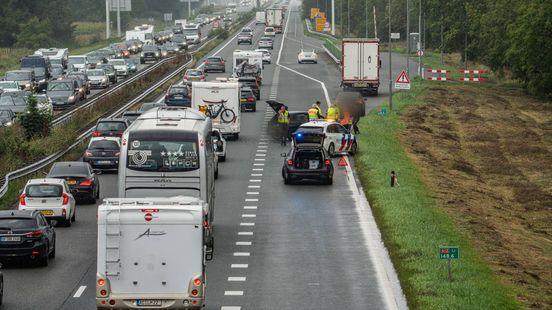 File na botsing auto en vrachtwagen op A12
