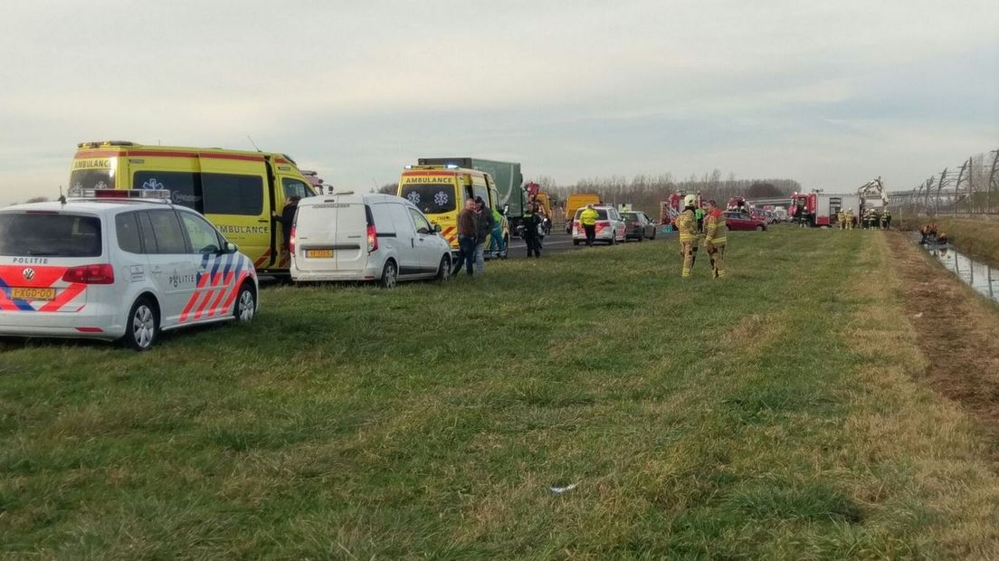 Op de A15 bij Dodewaard richting Gorkum hebben donderdagochtend twee ongelukken plaatsgevonden. Hierbij zijn vier mensen gewond geraakt, onder wie een moeder en een kind.