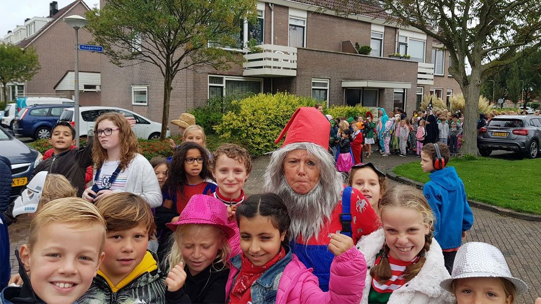 Leerkrachten en leerlingen van De Witte School maken een sprookjeswandeltocht door Noordwijk