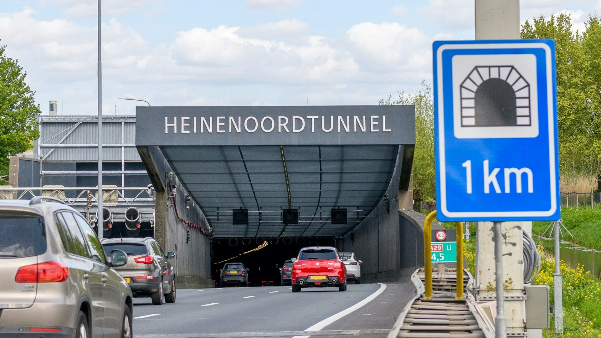 De Heinenoordtunnel richting Rotterdam is tot maandagochtend dicht.