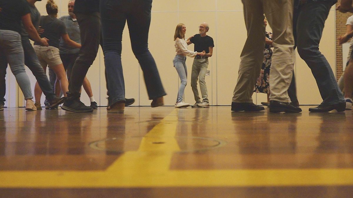 Wie wil nog folkloristisch dansen? In Hindeloopen doen ze alles voor nieuwe leden