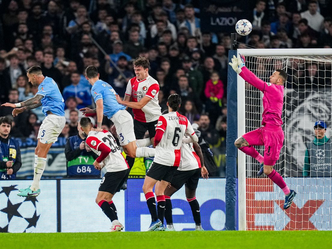 Drukte voor het doel van Feyenoord-doelman Justin Bijlow