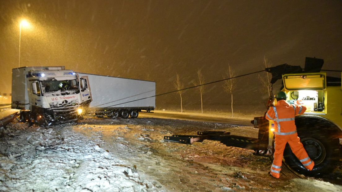 Vrachtwagen geschaard op A2.