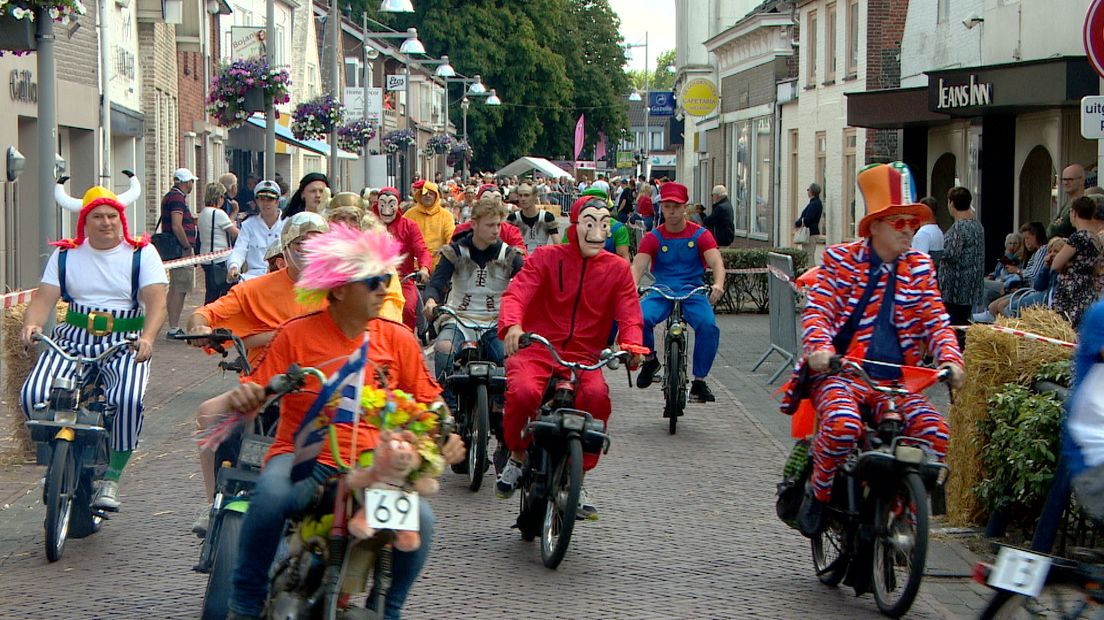 Een kapitein, een Zeeuws meisje en ABBA op de Solex in Heinkenszand