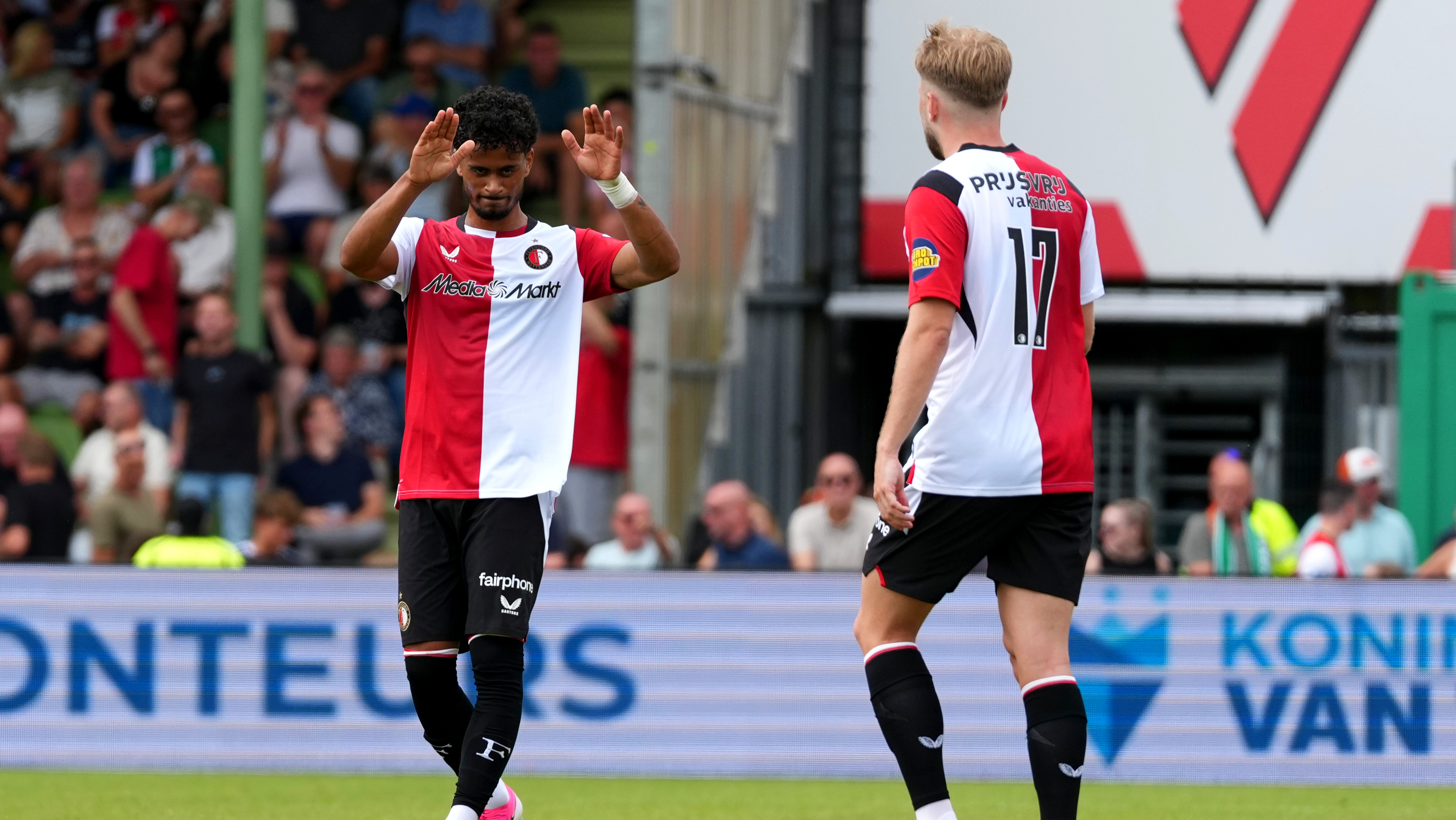 Goncalo Borges viert één van zijn goals tegen FC Dordrecht
