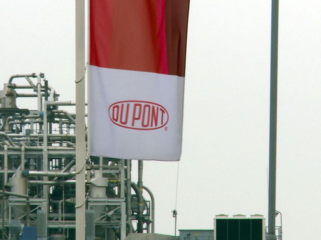 Een vlag bij de chemiefabriek Dupont in Dordrecht