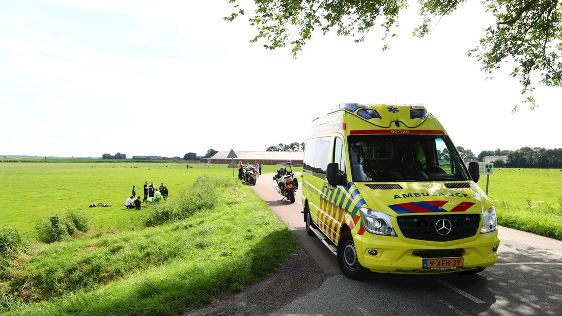 Motorrijder nagekeken door ambulancepersoneel
