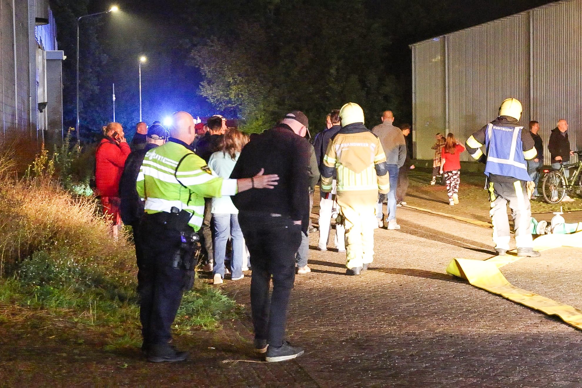 Hulpdiensten verzoeken mensen om de brandweer ruimte te geven