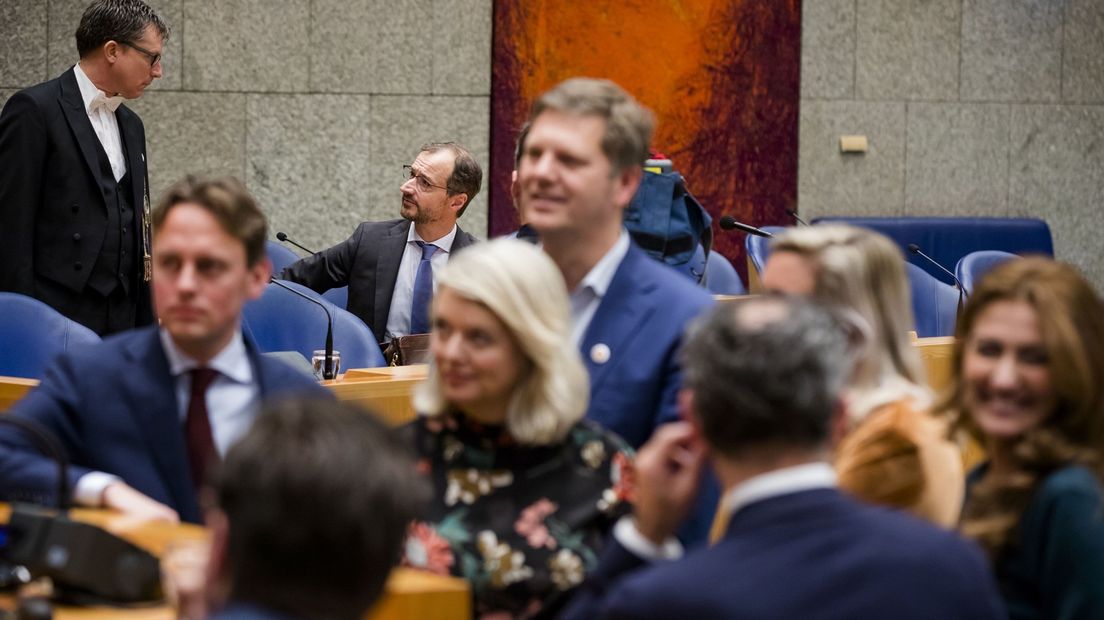 Eric Wiebes tijdens een gasdebat. Op de voorgrond onder anderen Henk Nijboer en Sandra Beckerman