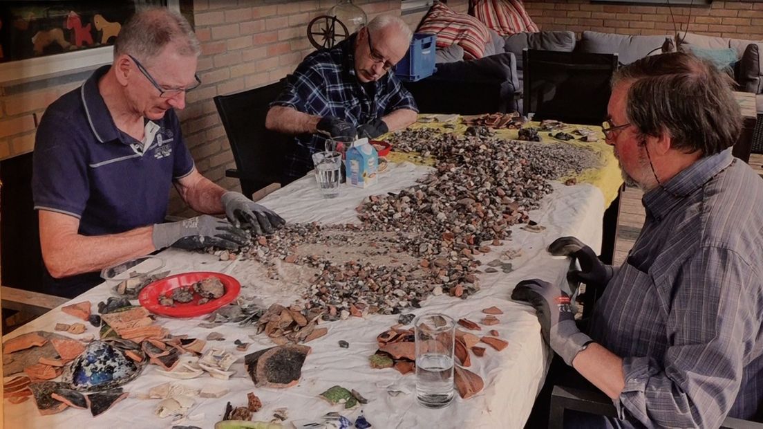 Meer dan 100 kratten gruis vormen beeld alledaags leven langs de Waalkade