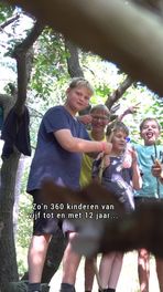 Kinderen trekken de bossen in