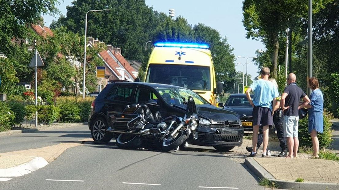 Motorrijder naar ziekenhuis na aanrijding Bornerbroek