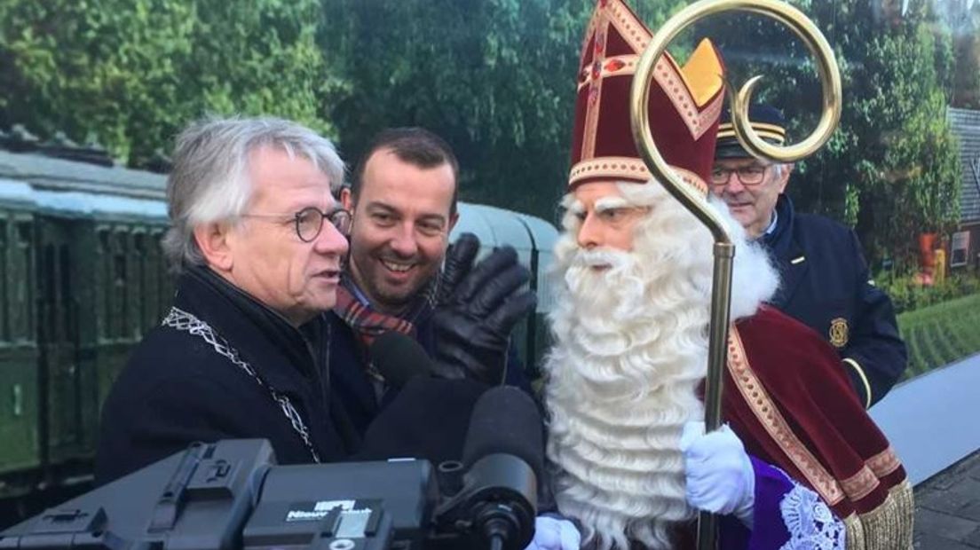 Sinterklaas en de Apeldoornse burgemeester John Berends.