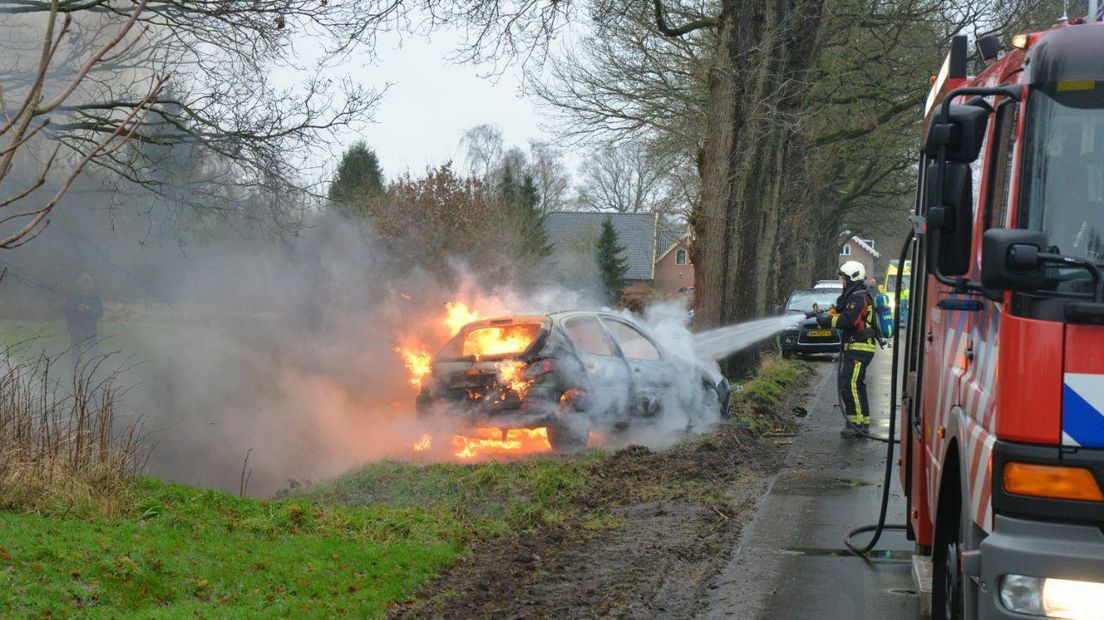 De autobrand brak vanmiddag uit (Rechten: Van Oost Media)