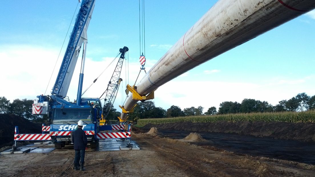 De leiding moet eerst omhoog voordat hij de grond in kan.