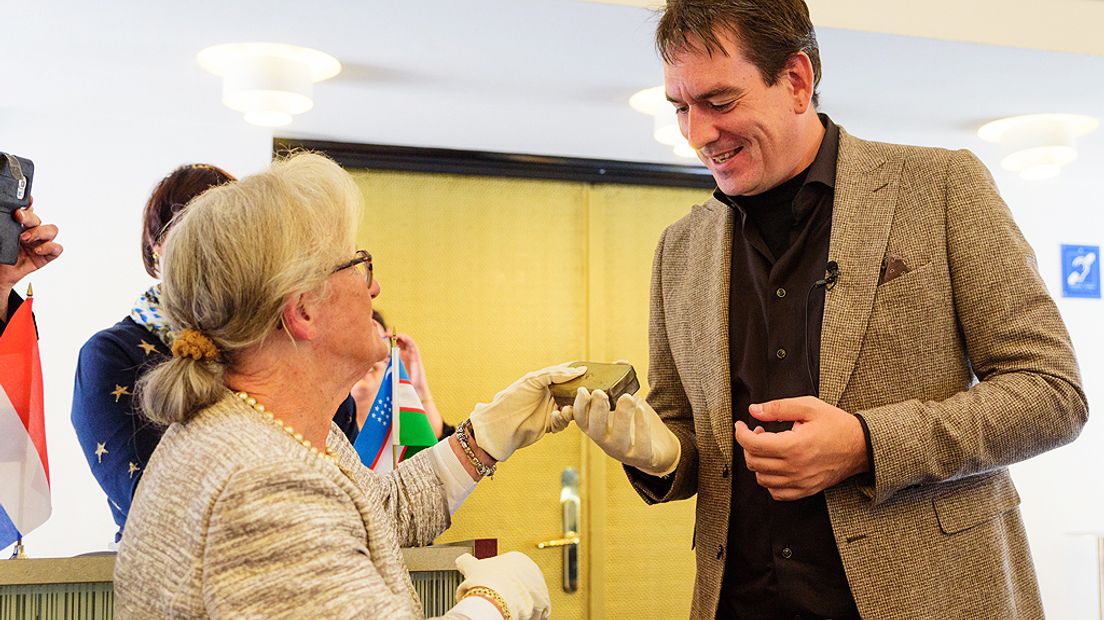 Remco Reiding kreeg het doosje uit handen van mevrouw Marianne Aukes-Paalvast.