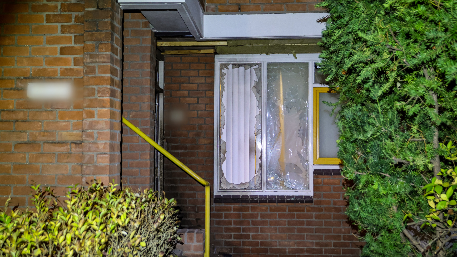 Ook bij een ander huis sneuvelden de ruiten als gevolg van de klap