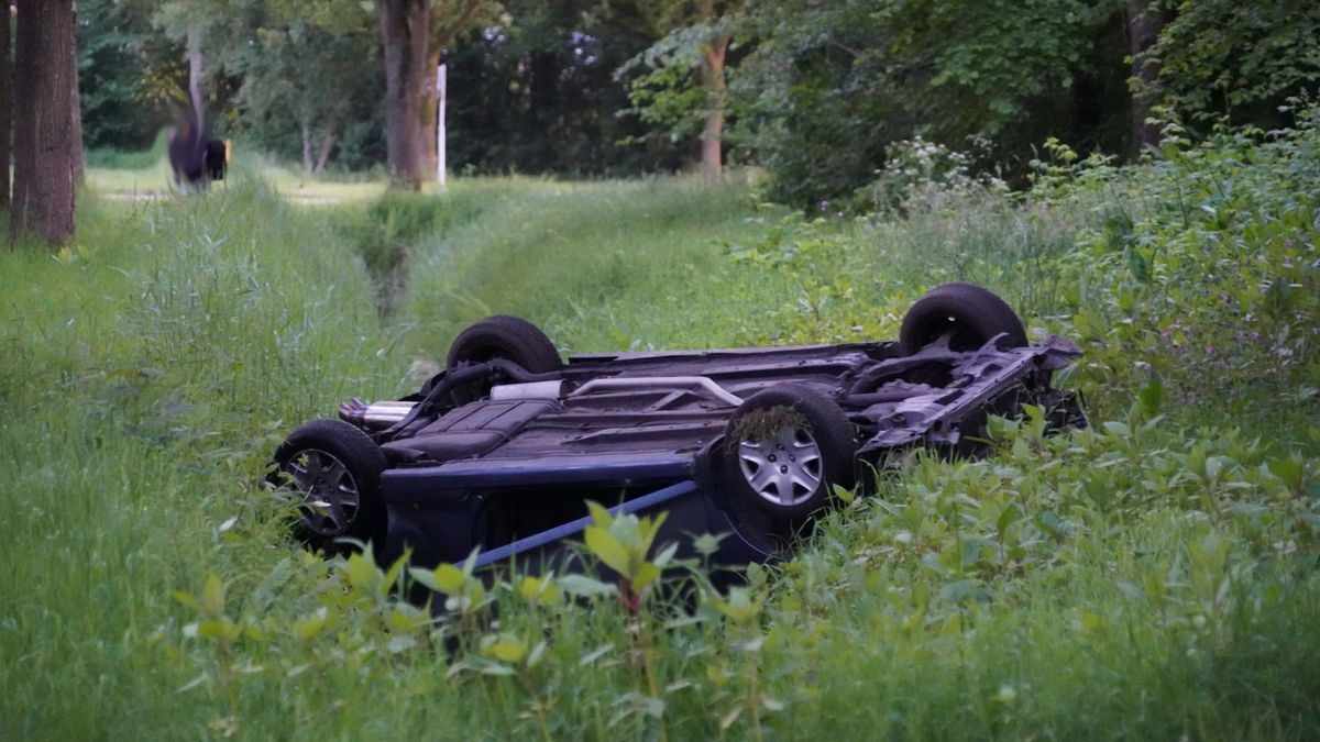 Auto op de kop in sloot bij Eelderwolde