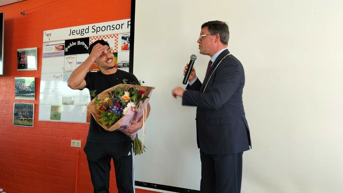 Van prijsuitreiker naar prijswinnaar: Voormalig zaalvoetbalinternational Bouzambou krijgt zilveren V